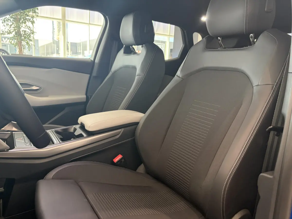 Select Extended Range RWD 77 kWh | STOEL EN STUUR VERWARMING | ELEKTRISCH WEGKLAPBARE TREKHAAK | ENERGIEZUINIG WARMTEPOMPSYSTEEM | 18-WEG VERSTELBARE VOORSTOELEN MÉT MASSAGEFUNCTIE |