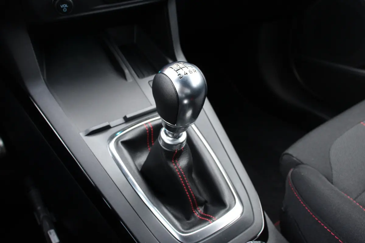 1.0EB ST-LINE | NL-AUTO! | WINTERPACK | DEMO DEAL! | DRAADLOOS APPLE CARPLAY & ANDROID AUTO | CAMERA | PARKEERSENSOREN | PERFECTE STAAT!|