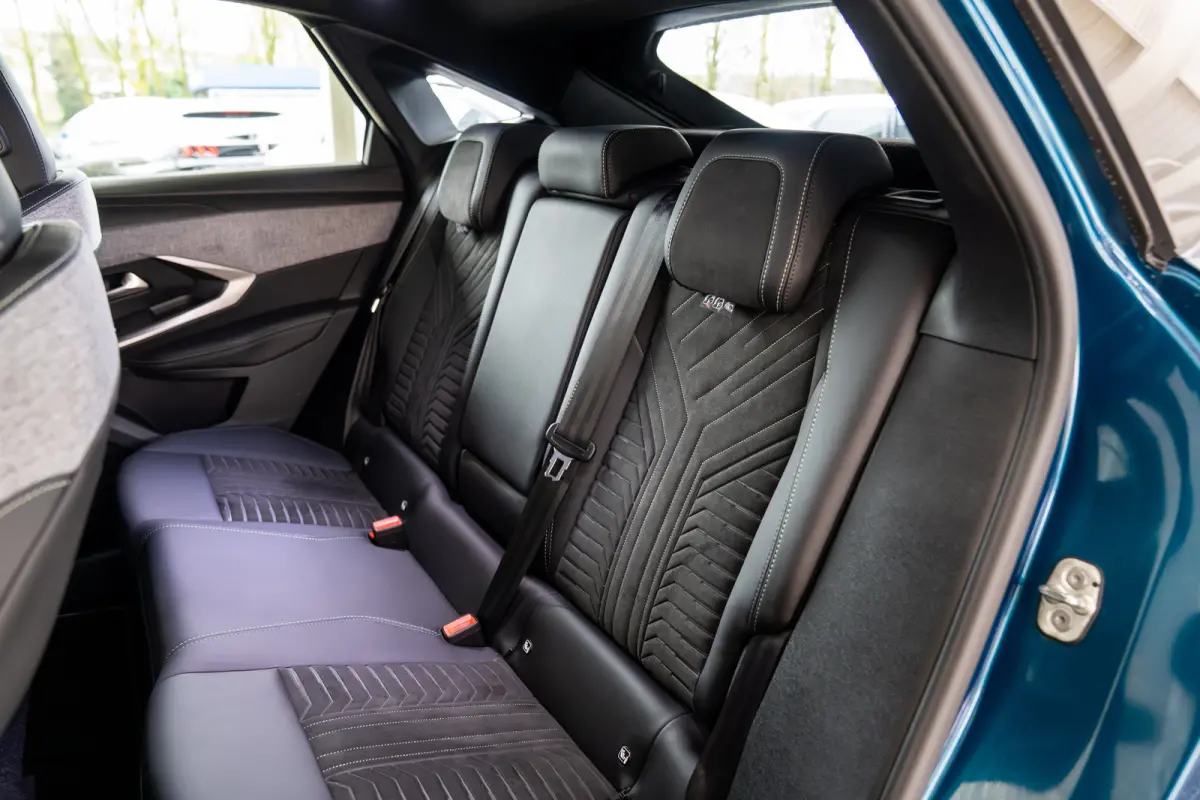 1.2 Hybrid 136 GT | Achterbank in delen neerklapbaar | Achteruitrijcamera | Apple Carplay/Android Auto|telefoonintegratie premium