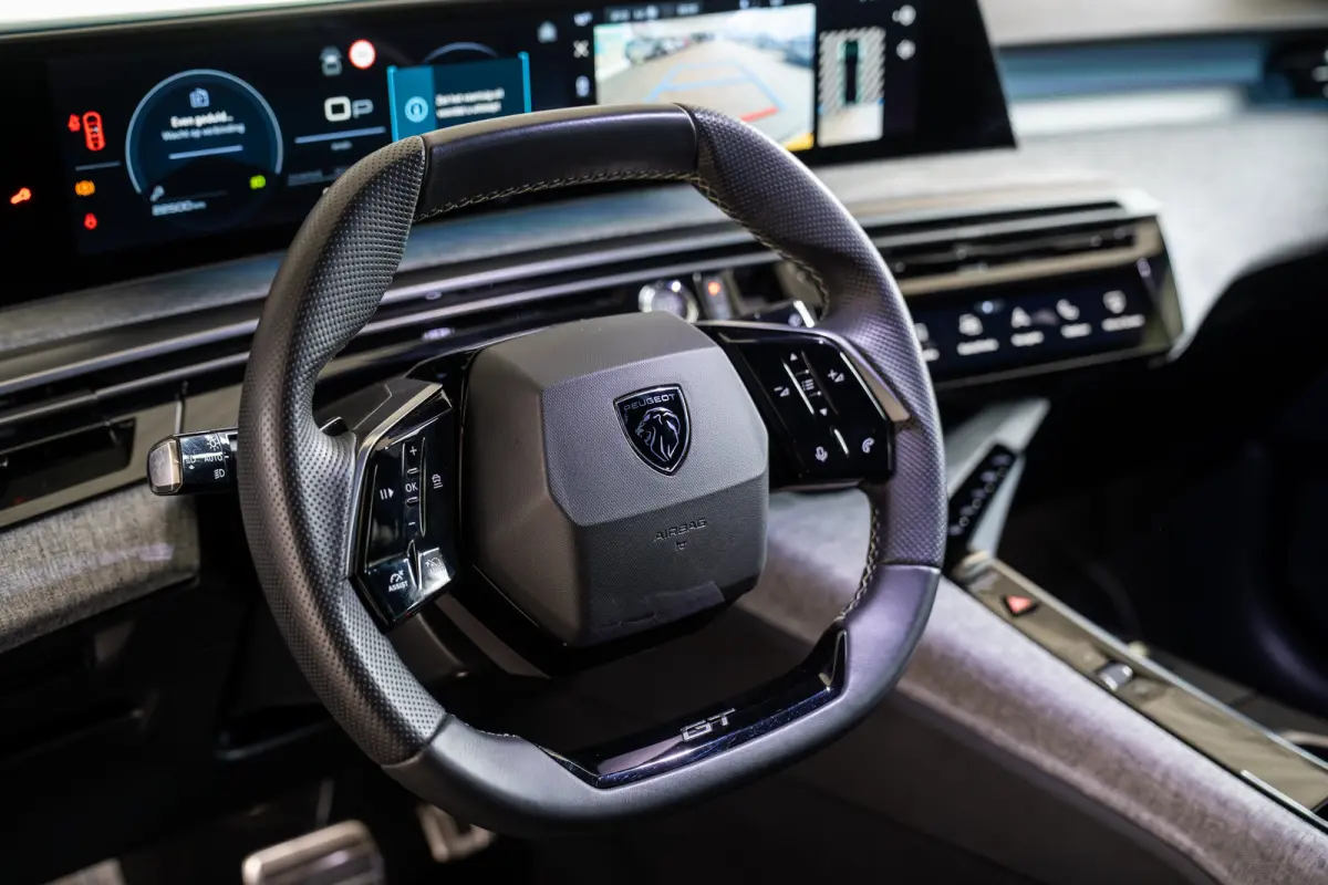 1.2 Hybrid 136 GT | Achterbank in delen neerklapbaar | Achteruitrijcamera | Apple Carplay/Android Auto|telefoonintegratie premium