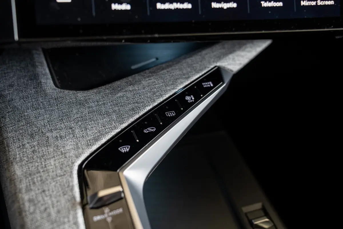 1.2 Hybrid 136 GT | Achterbank in delen neerklapbaar | Achteruitrijcamera | Apple Carplay/Android Auto|telefoonintegratie premium