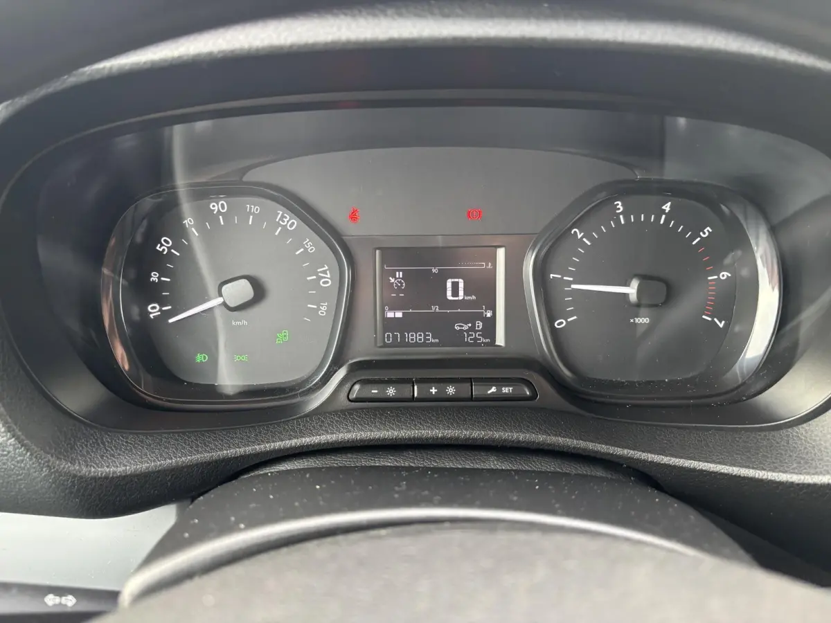 2.0 BlueHDI 120 XL*A/C*CRUISE*BLUETOOTH*2500KG TRG