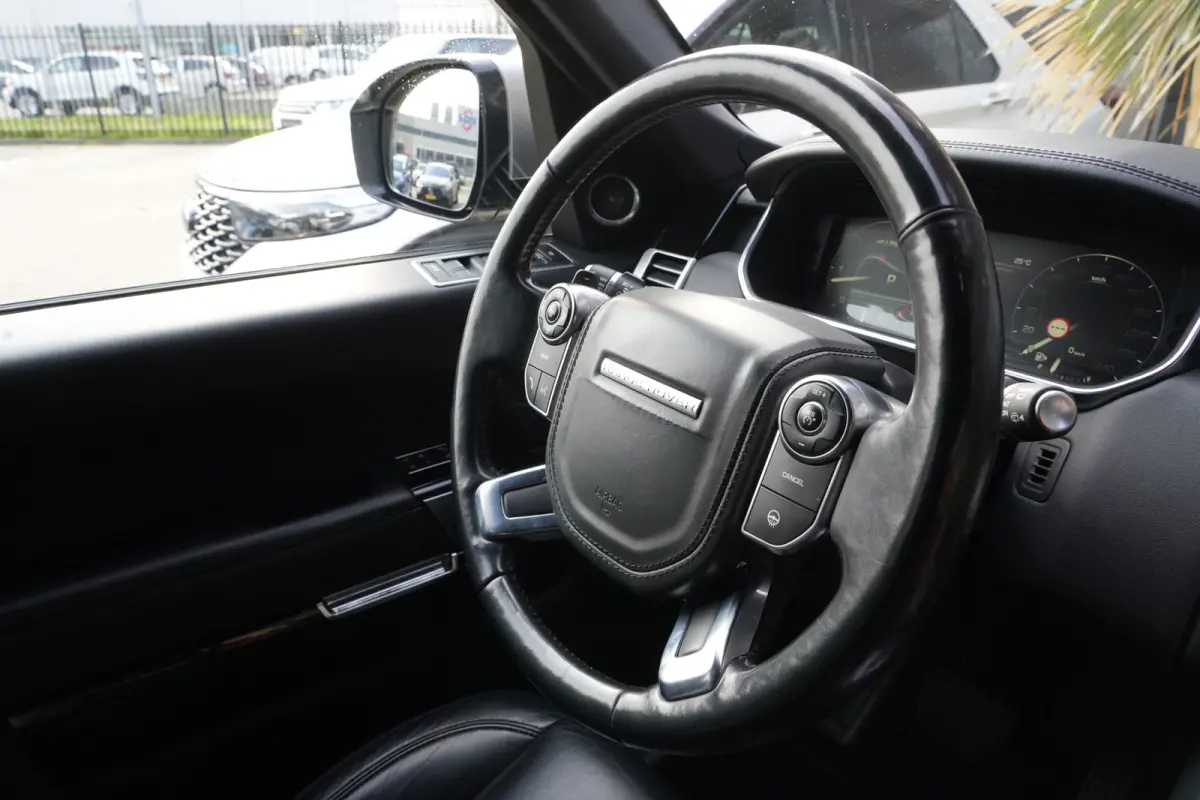 3.0 TDV6 Vogue | 259PK | Navi | Trekhaak | Meridian | 360° | Leder | Land Rover Range Rover Vogue 258 PK met 3.0 V6 diesel, navigatie, elektrisch uitklapbare trekhaak, Meridian audiosysteem