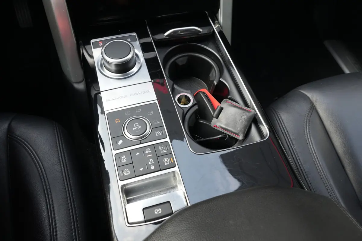3.0 TDV6 Vogue | 259PK | Navi | Trekhaak | Meridian | 360° | Leder | Land Rover Range Rover Vogue 258 PK met 3.0 V6 diesel, navigatie, elektrisch uitklapbare trekhaak, Meridian audiosysteem