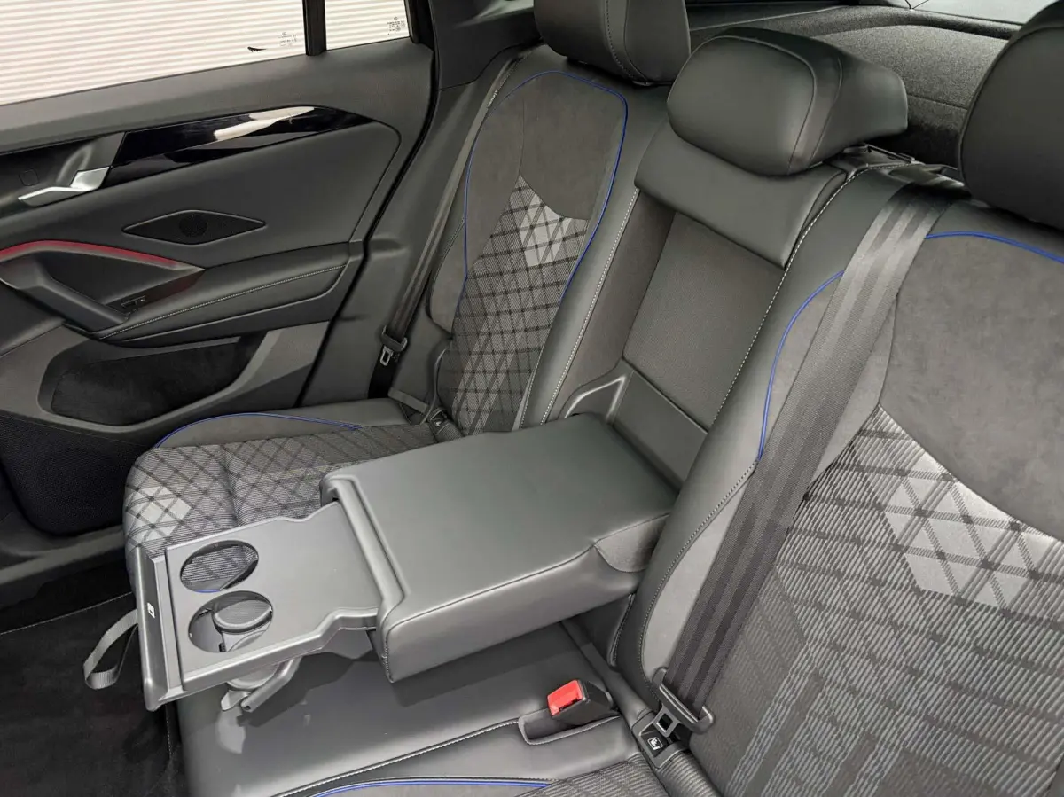 1.5 eHybrid 204pk DSG R-Line Edition | Panoramadak | Trekhaak | Massagestoelen