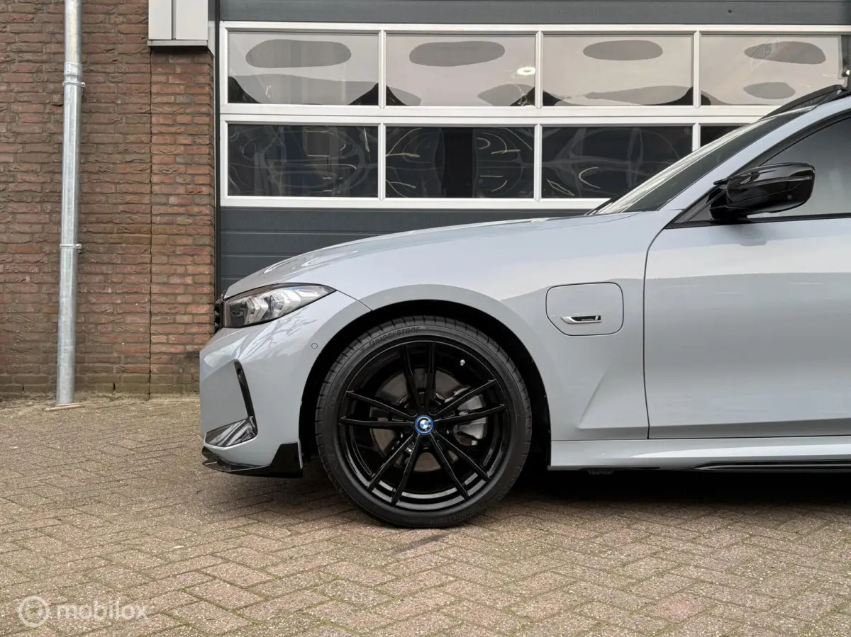 330e xDrive M Performance Panodak HUD LED Navi Carplay Brooklyn Grau