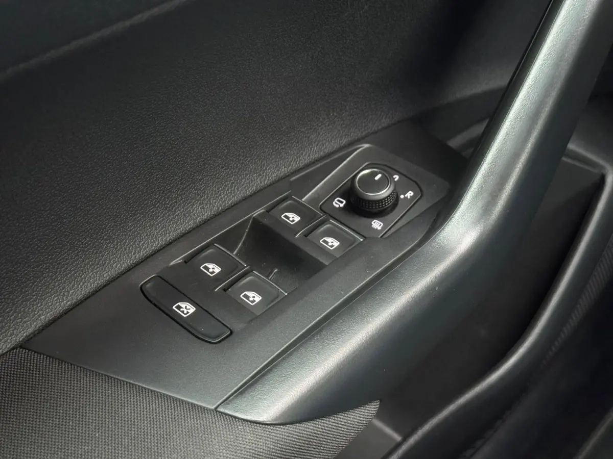 1.0 TSI R-Line |Camera |Virtual display |IQ Light |Keyless |Stoelverw. |ACC