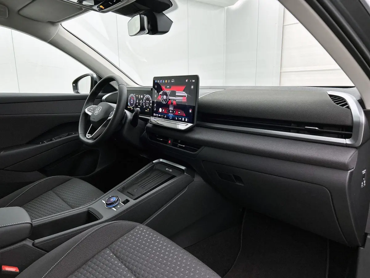1.5 eTsi Life First Edition 116 PK Automaat | Keyless access | 18" Lichtmetalen velgen | LED koplampen | Apple Carplay | Camera | Android Auto | Climate control | Stoelverwarming | Adaptive 