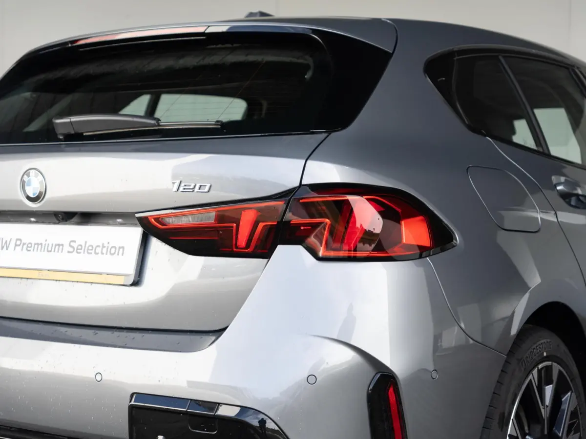 120 | M Sport Design | Achteruitrijcamera | Stoelverwarming | Driving Assistant | 18'' |