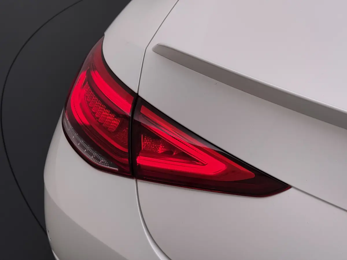 450 4Matic AMG // Burmester // 360 Camera // Dealer onderhouden // Sunroof // Trekhaak // 20 inch // Designo White // Distronic