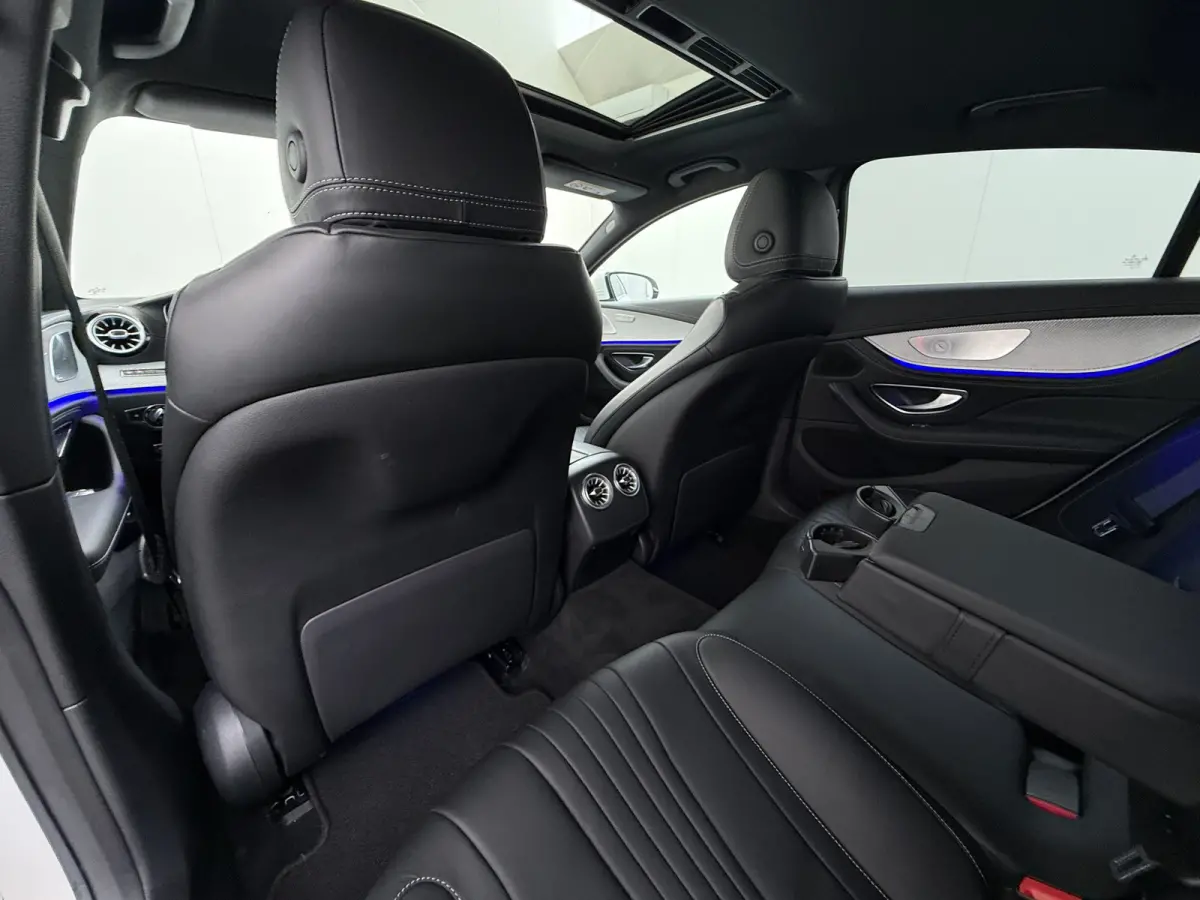 450 4Matic AMG // Burmester // 360 Camera // Dealer onderhouden // Sunroof // Trekhaak // 20 inch // Designo White // Distronic