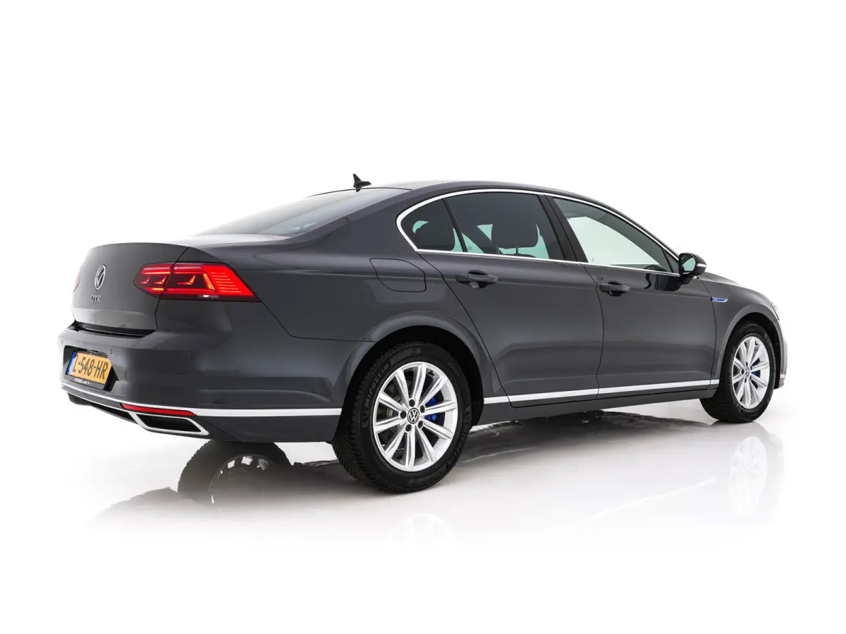 1.4 TSI GTE Business (Plug-In) (INCL-BTW) Aut. *FULL-LED | DIGI-COCKPIT | ADAPTIVE-CRUISE | NAVI-FULLMAP | KEYLESS | DAB+ | COMFORT-SEATS | SHIFTPADDLES | PRIVACY-GLASS | PDC | CAMERA | CARP
