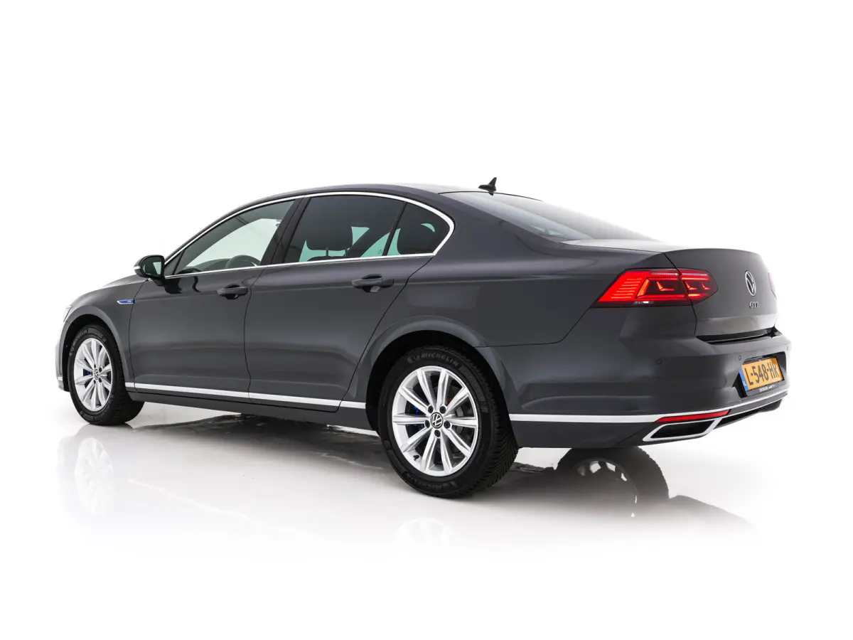 1.4 TSI GTE Business (Plug-In) (INCL-BTW) Aut. *FULL-LED | DIGI-COCKPIT | ADAPTIVE-CRUISE | NAVI-FULLMAP | KEYLESS | DAB+ | COMFORT-SEATS | SHIFTPADDLES | PRIVACY-GLASS | PDC | CAMERA | CARP