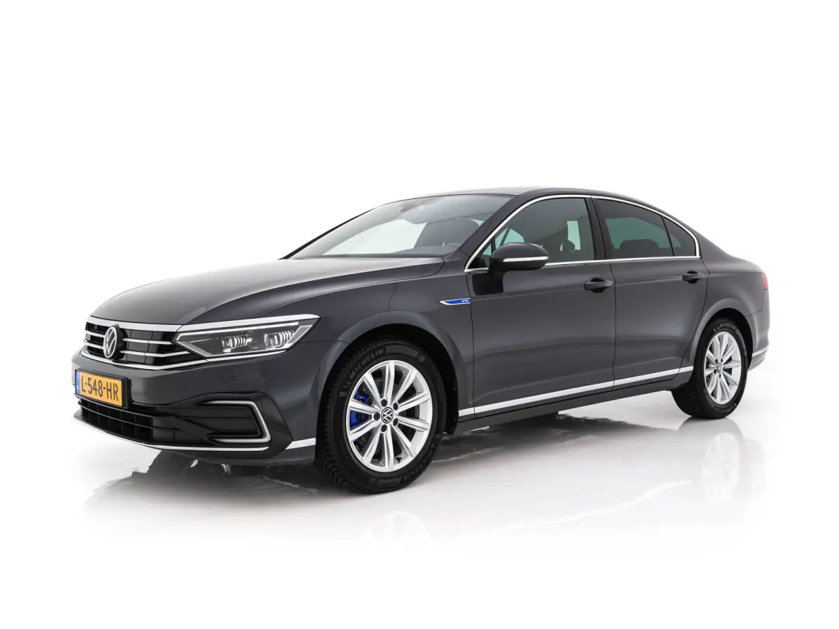 1.4 TSI GTE Business (Plug-In) (INCL-BTW) Aut. *FULL-LED | DIGI-COCKPIT | ADAPTIVE-CRUISE | NAVI-FULLMAP | KEYLESS | DAB+ | COMFORT-SEATS | SHIFTPADDLES | PRIVACY-GLASS | PDC | CAMERA | CARP
