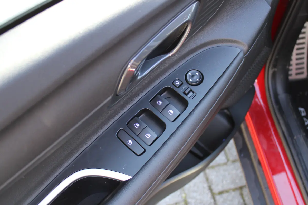 1.0 T-GDI Premium | Automaat | Parkeersensoren voor en achter | Achteruitrijcamera | | Achterbank in delen neerklapbaar | Achteruitrij assistent | Achteruitrijcamera