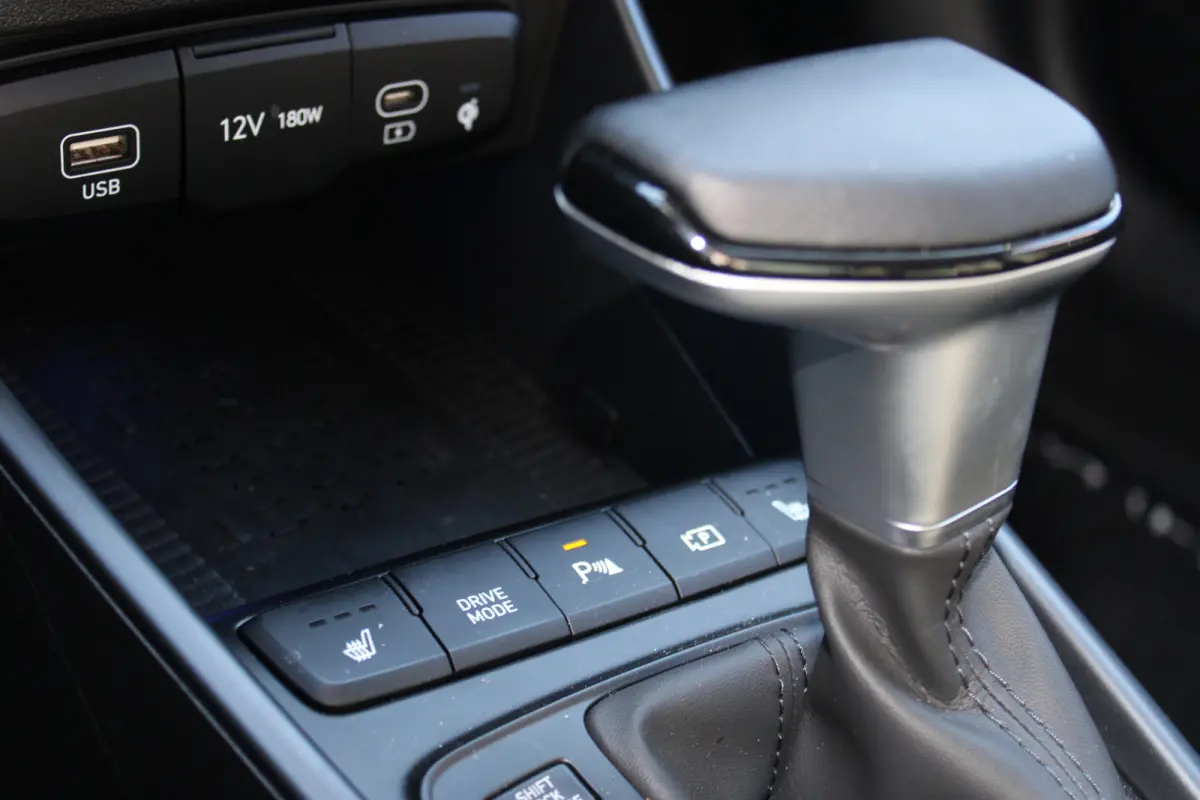 1.0 T-GDI Premium | Automaat | Parkeersensoren voor en achter | Achteruitrijcamera | | Achterbank in delen neerklapbaar | Achteruitrij assistent | Achteruitrijcamera