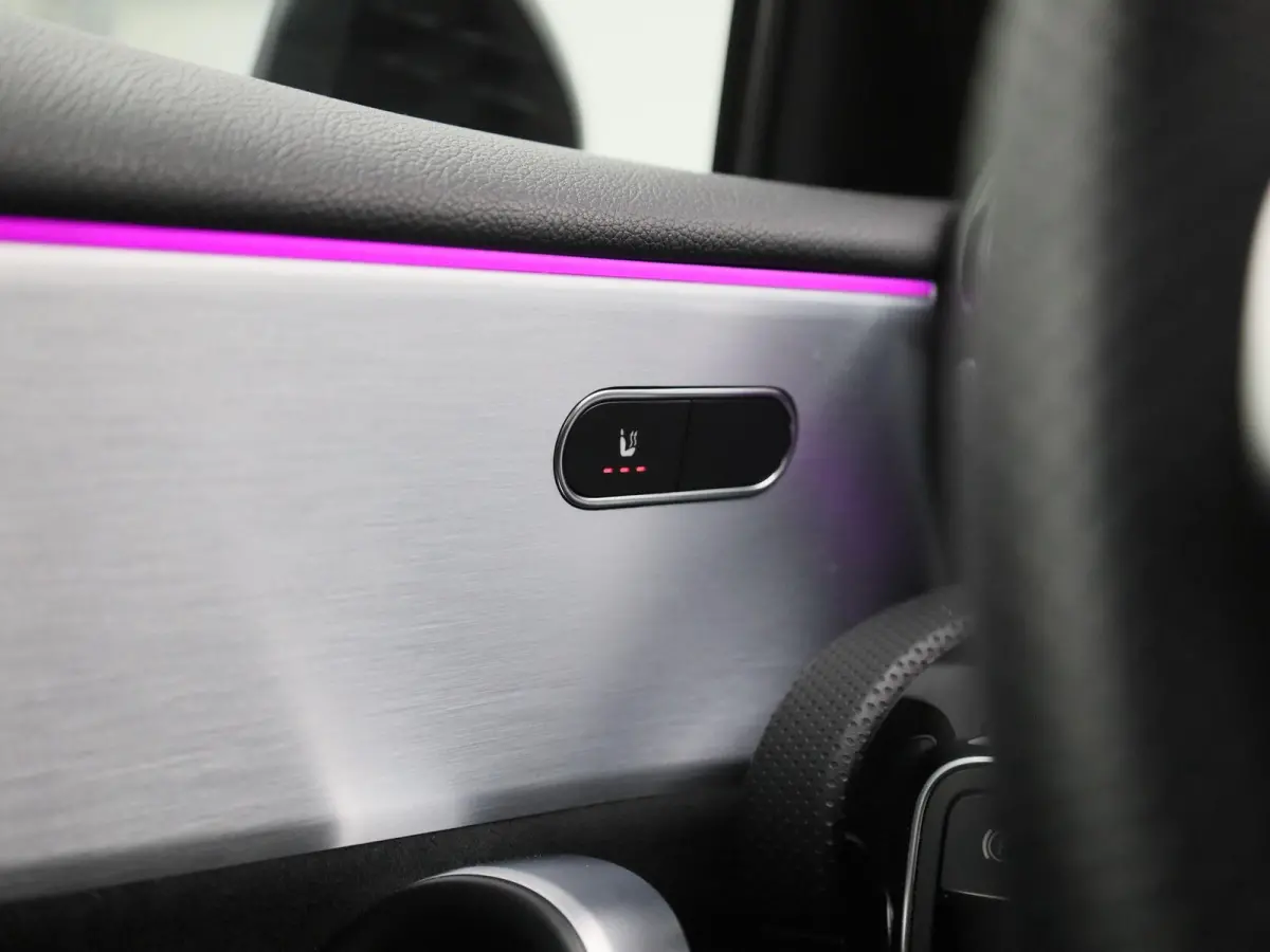 180 Business Solution AMG | Automaat | Navigatie | Sfeerverlichting | Achteruitrijcamera | Stoelverwarming | Wide Screen Virtual Cockpit | Cruise Control | Climate Control | Parkeersensoren 