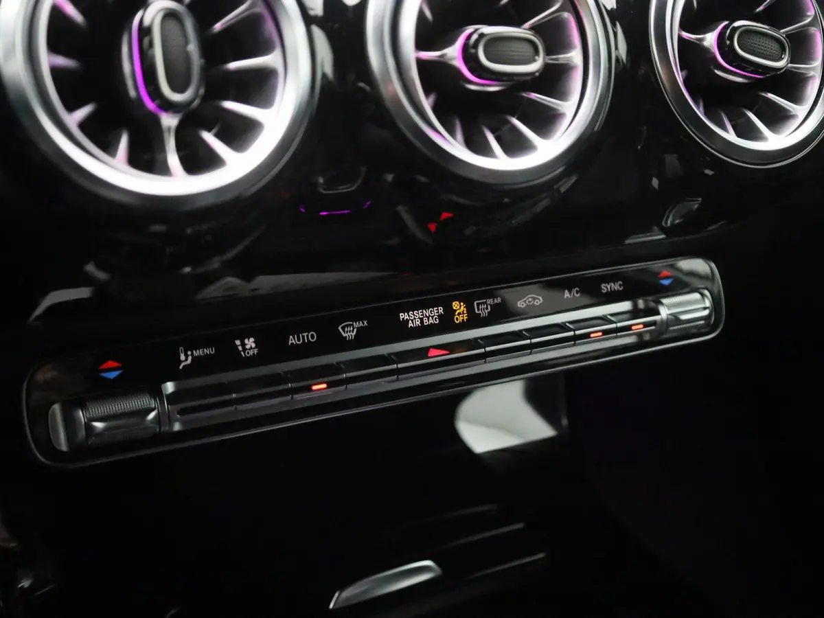 180 Business Solution AMG | Automaat | Navigatie | Sfeerverlichting | Achteruitrijcamera | Stoelverwarming | Wide Screen Virtual Cockpit | Cruise Control | Climate Control | Parkeersensoren 