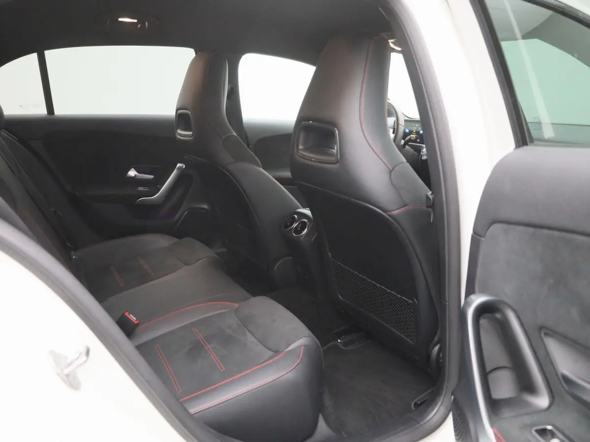 180 Business Solution AMG | Automaat | Navigatie | Sfeerverlichting | Achteruitrijcamera | Stoelverwarming | Wide Screen Virtual Cockpit | Cruise Control | Climate Control | Parkeersensoren 