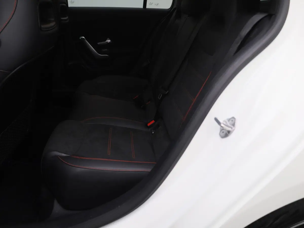 180 Business Solution AMG | Automaat | Navigatie | Sfeerverlichting | Achteruitrijcamera | Stoelverwarming | Wide Screen Virtual Cockpit | Cruise Control | Climate Control | Parkeersensoren 
