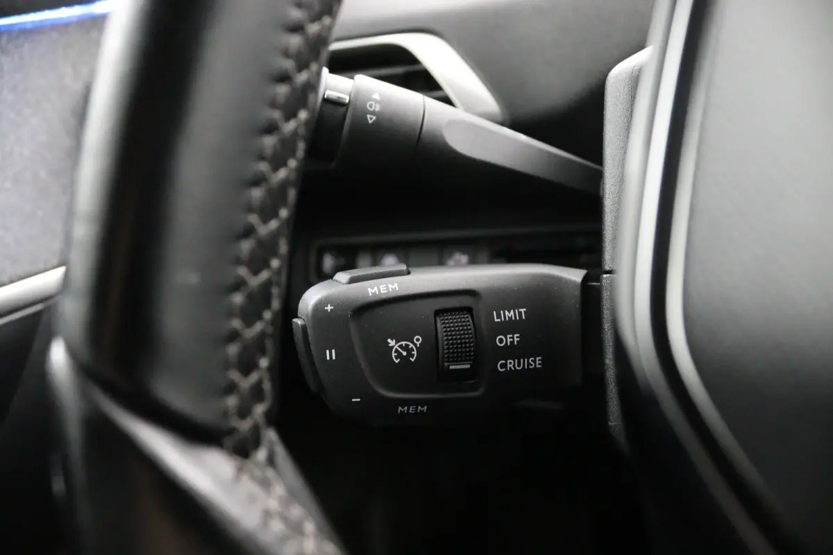 1.2 FACELIFT*CARPLAY*NAVI*CAMERA*HAAK*7-PERS*ECC*