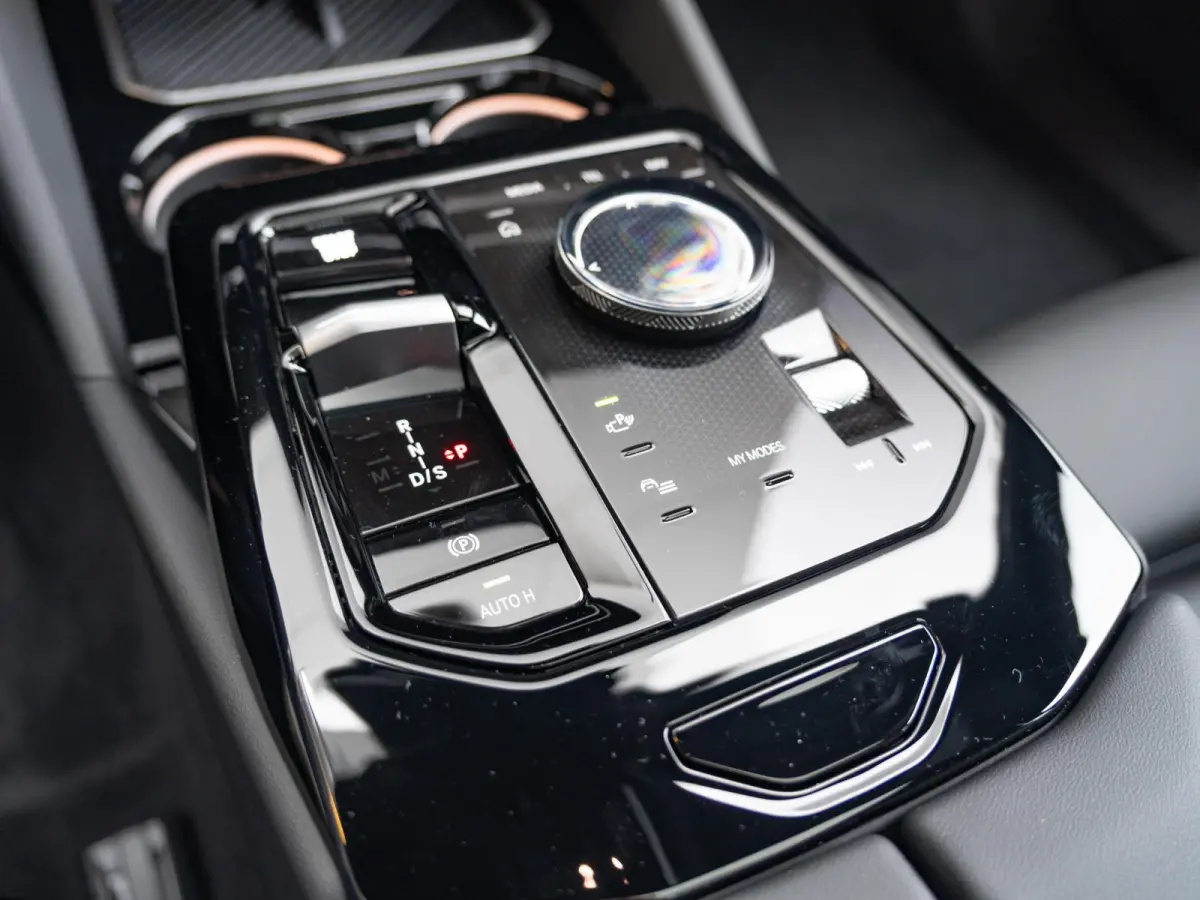 530e xDrive SoH 100% | M Sportpakket Pro | Innovation Pack | Stoelventilatie | Stuurwielrand verwarmd | Comfort Access | Panoramadak | Harman-Kardon | Trekhaak
