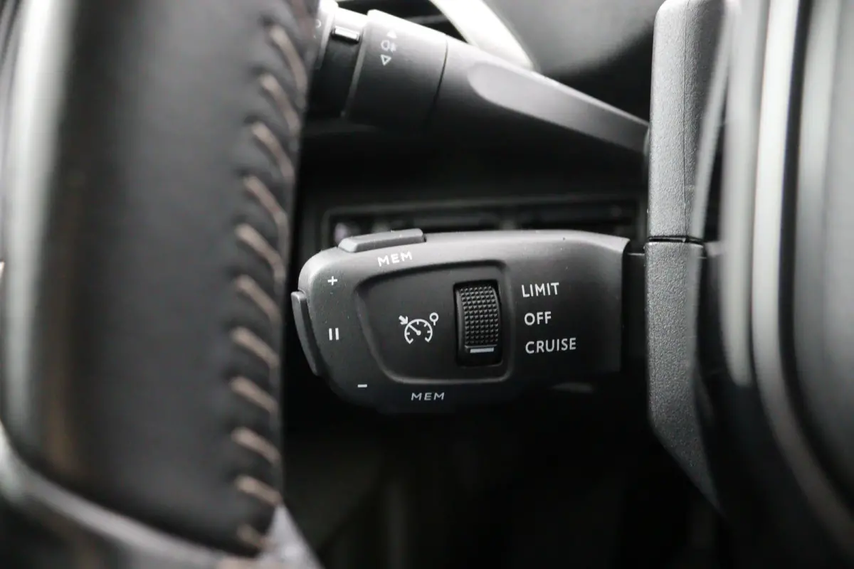 1.2*FACELIFT*CARPLAY*NAVI*CRUISE*ECC*HAAK*CAM*LED*