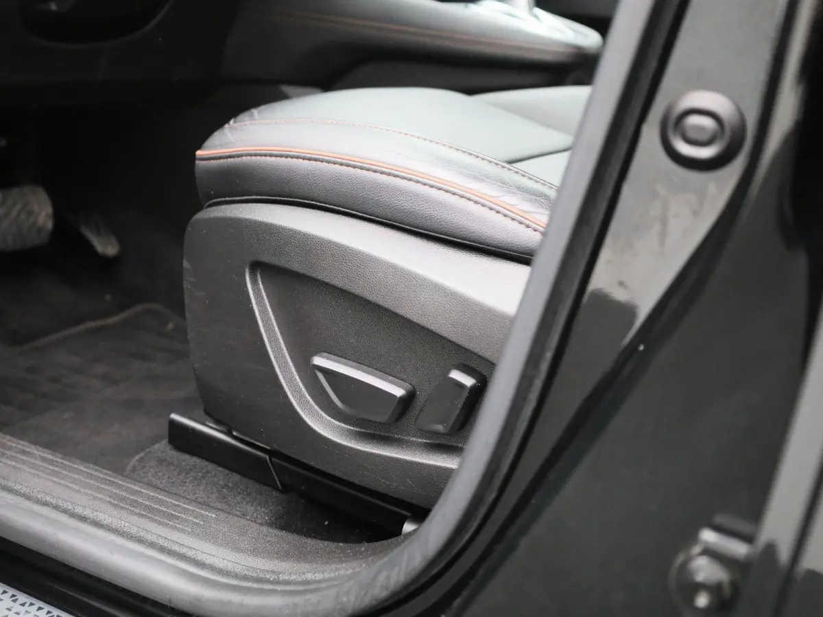 1.3 TCe 140 Initiale Paris | Automaat | Leder | Navigatie | Stoel verwarming | Apple carplay | Climate control | Camera | Parkeer sensoren | LMV | LED |