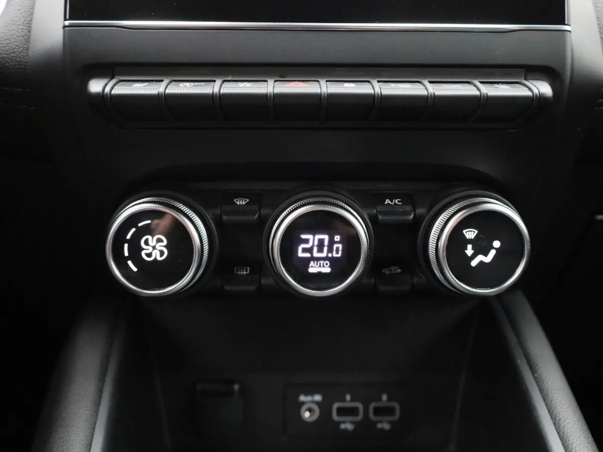 1.3 TCe 140 Initiale Paris | Automaat | Leder | Navigatie | Stoel verwarming | Apple carplay | Climate control | Camera | Parkeer sensoren | LMV | LED |
