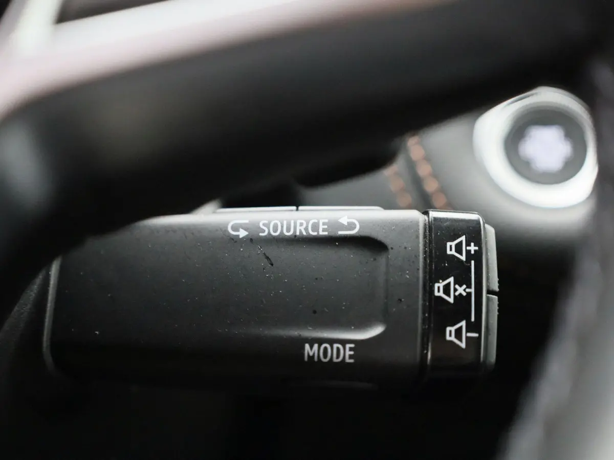 1.3 TCe 140 Initiale Paris | Automaat | Leder | Navigatie | Stoel verwarming | Apple carplay | Climate control | Camera | Parkeer sensoren | LMV | LED |