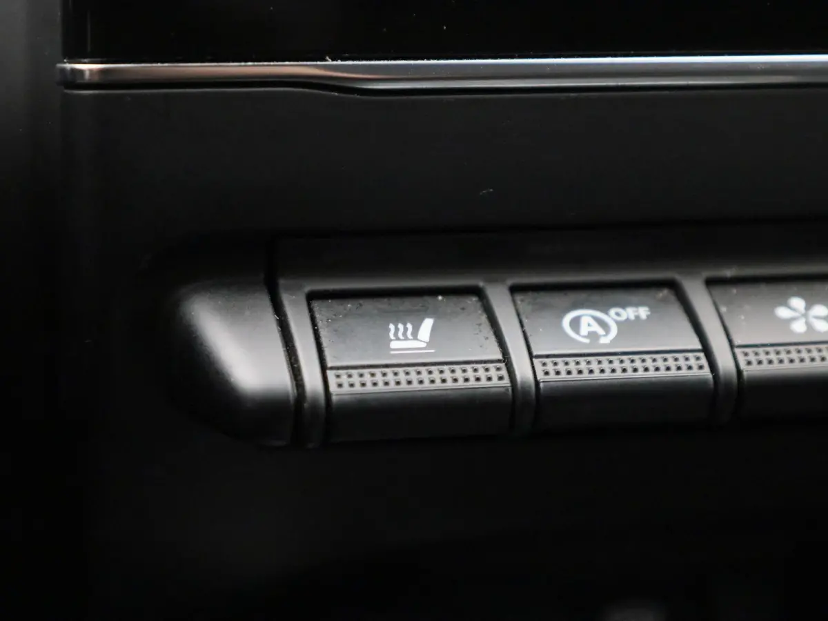 1.3 TCe 140 Initiale Paris | Automaat | Leder | Navigatie | Stoel verwarming | Apple carplay | Climate control | Camera | Parkeer sensoren | LMV | LED |