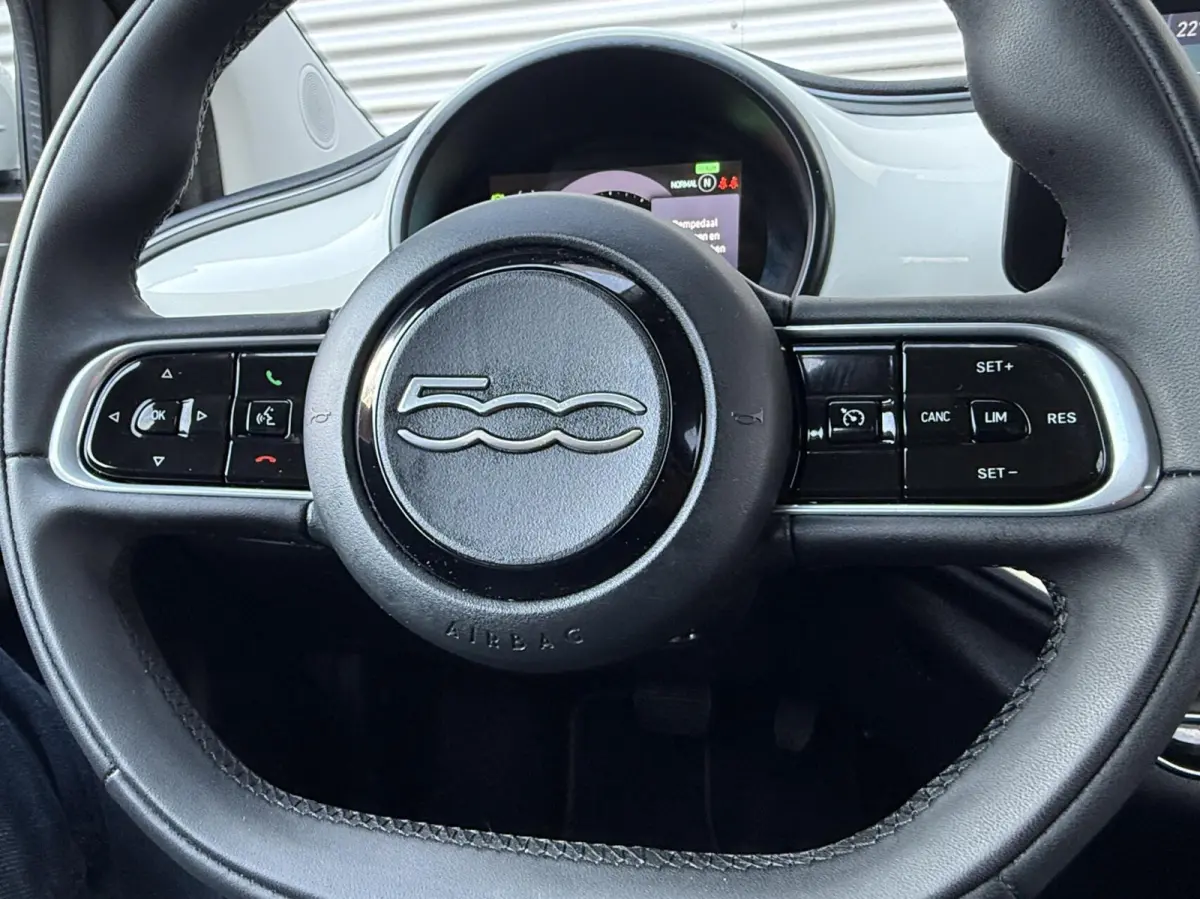 24 kWh Navi Camera Carplay Led Cruise SOH 100% Eerste Eigenaar Dealer Onderhouden Nieuwstaat 2023 Nouvelle 500 70 Kw 95 Pk incl 12 maanden garantie
