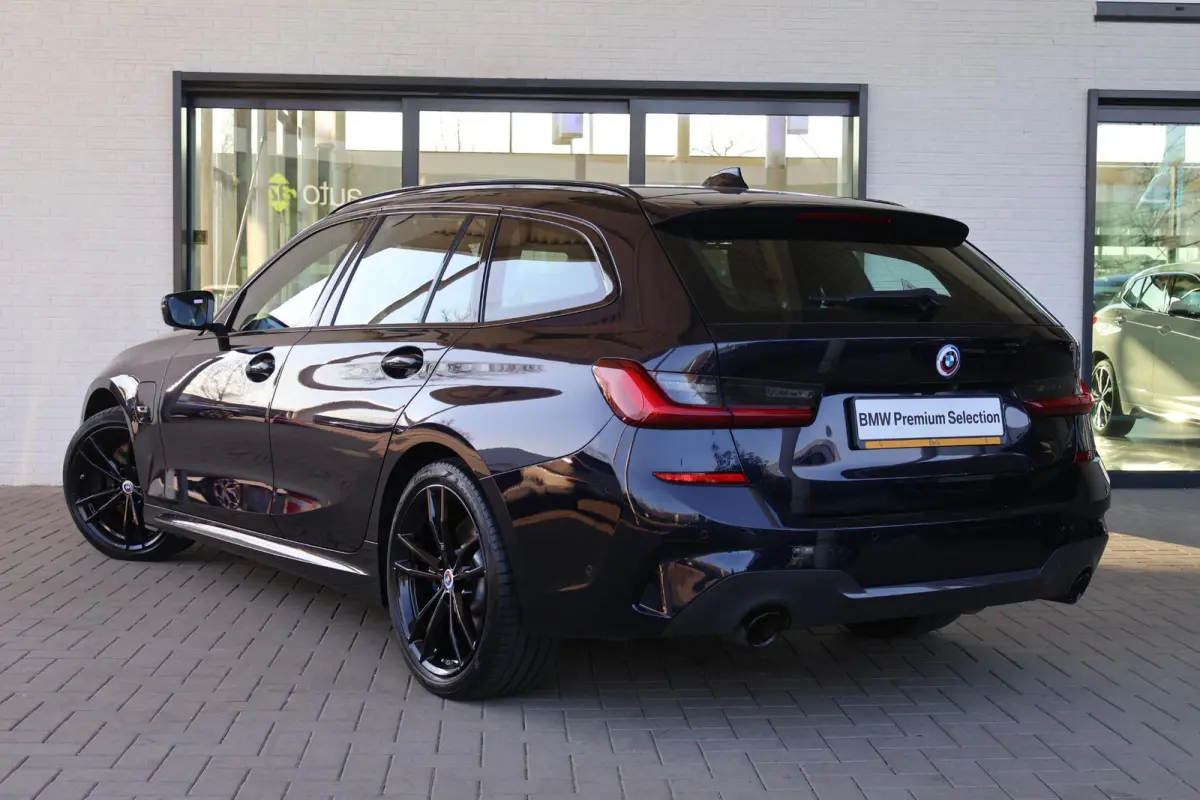 330e | M Sport Plus | Individual Nachtblau metallic | Glazen Panoramadak | Trekhaak Elektrisch | Carbon | Head-Up Display | Stoelverwarming | Leder | Camera | 19" M Dubbelspaak | PS |