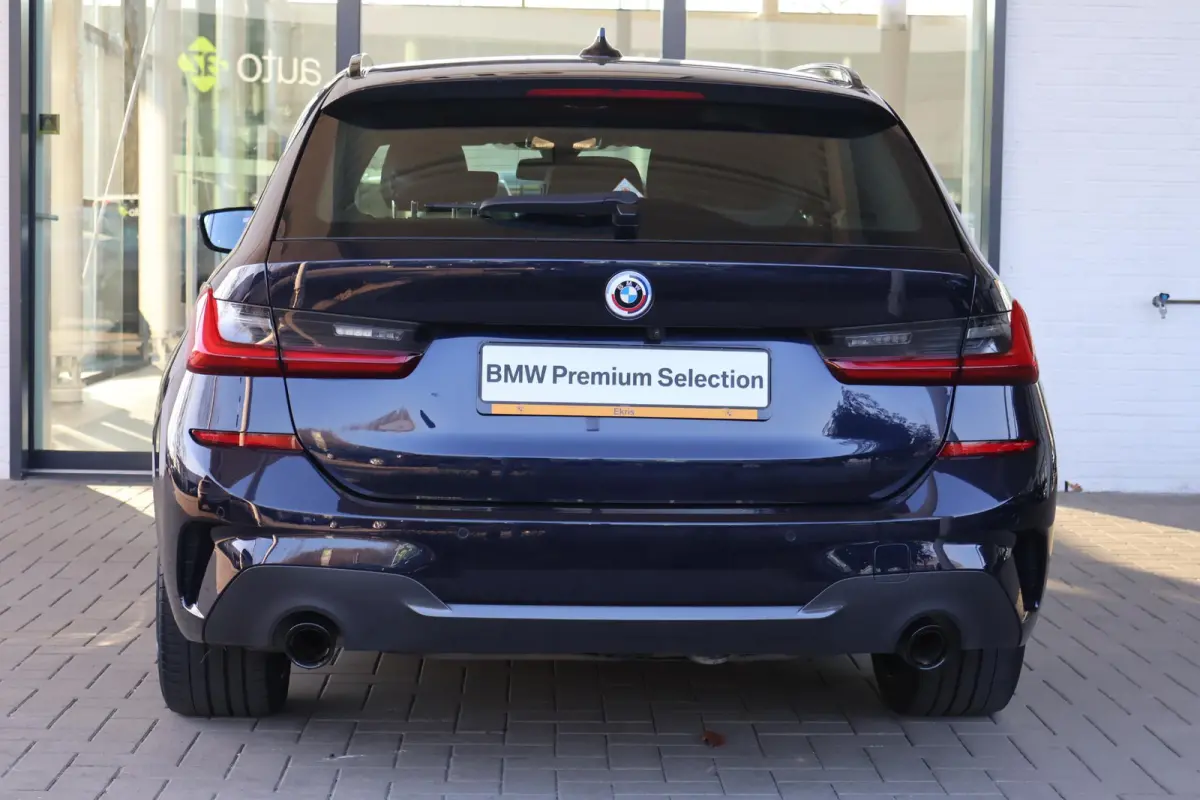 330e | M Sport Plus | Individual Nachtblau metallic | Glazen Panoramadak | Trekhaak Elektrisch | Carbon | Head-Up Display | Stoelverwarming | Leder | Camera | 19" M Dubbelspaak | PS |