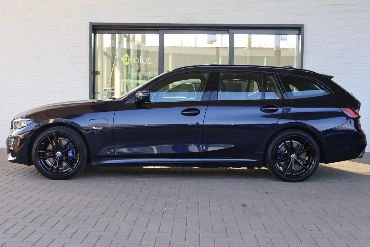 330e | M Sport Plus | Individual Nachtblau metallic | Glazen Panoramadak | Trekhaak Elektrisch | Carbon | Head-Up Display | Stoelverwarming | Leder | Camera | 19" M Dubbelspaak | PS |