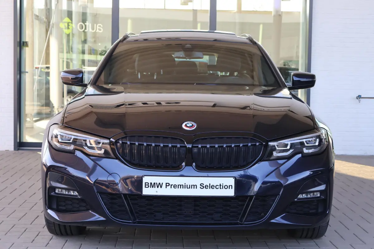 330e | M Sport Plus | Individual Nachtblau metallic | Glazen Panoramadak | Trekhaak Elektrisch | Carbon | Head-Up Display | Stoelverwarming | Leder | Camera | 19" M Dubbelspaak | PS |