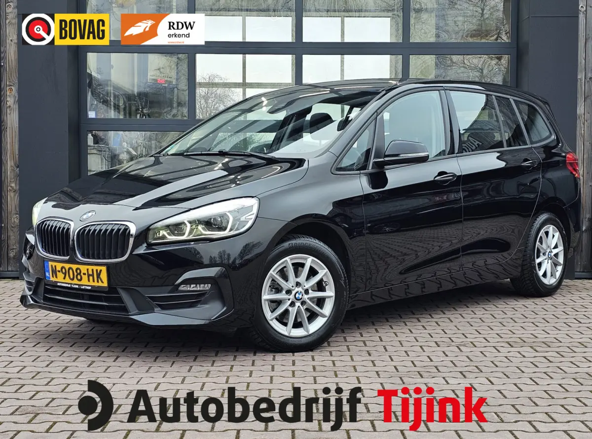 218i Business Edition | Automaat | LED | Trekhaak | Stoelverwarming | PDC | Elek. achterklep | HUD | Navi |