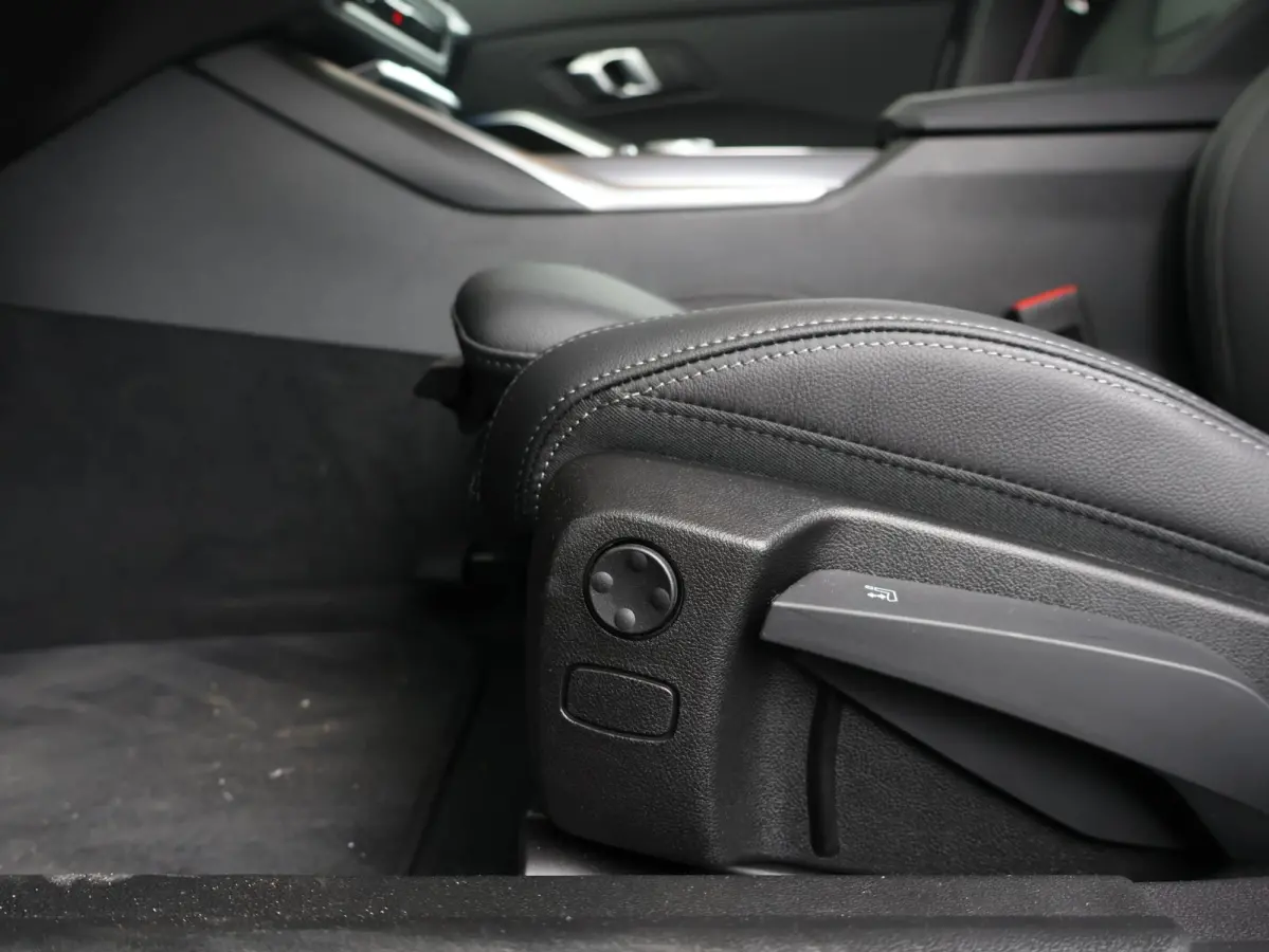 330e | SoH 100% | M Sportpakket Pro/ Verwarmd Stuurwiel/ Comfort Access/ Trekhaak/ HiFi/ Cruise Control/ Stoelverwarming/ 19"LMV/ Achteruitrijcamera