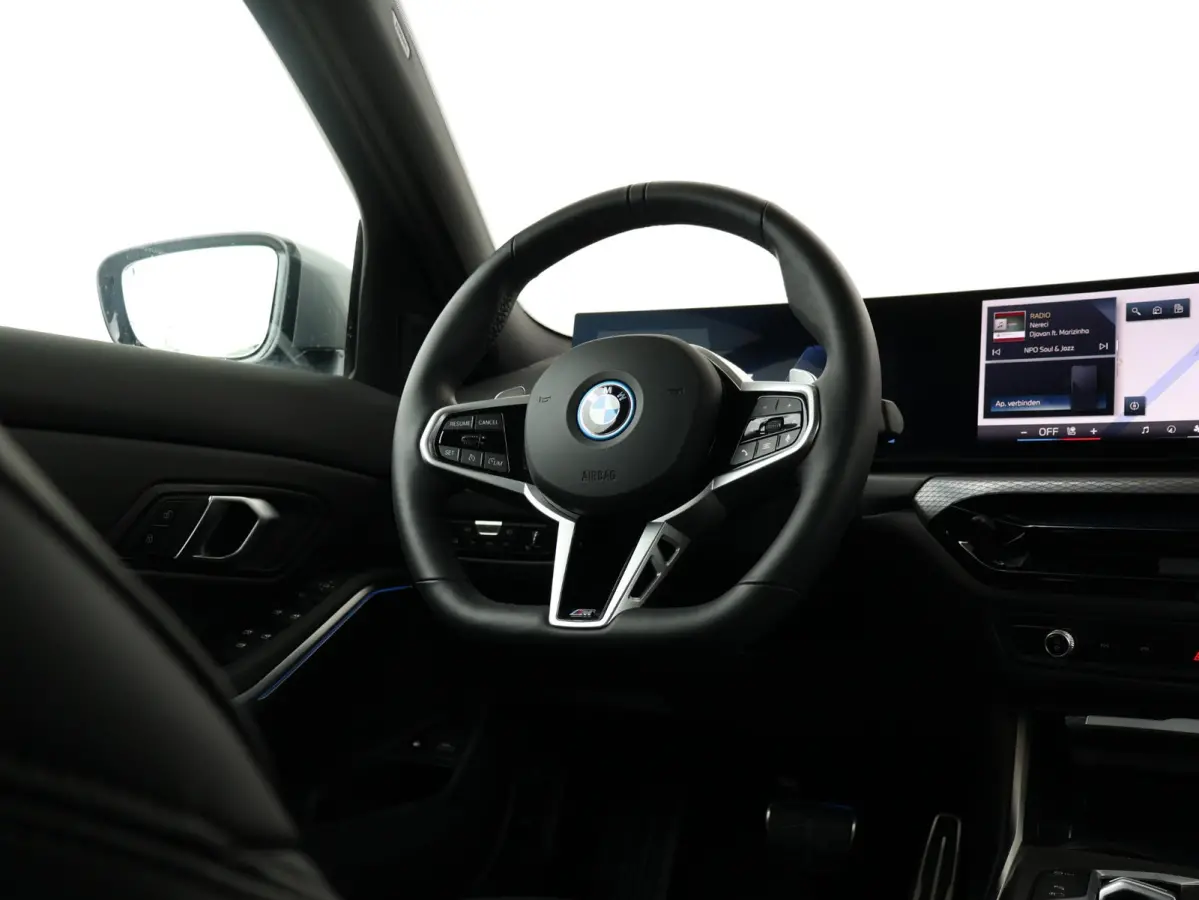 330e | SoH 100% | M Sportpakket Pro/ Verwarmd Stuurwiel/ Comfort Access/ Trekhaak/ HiFi/ Cruise Control/ Stoelverwarming/ 19"LMV/ Achteruitrijcamera
