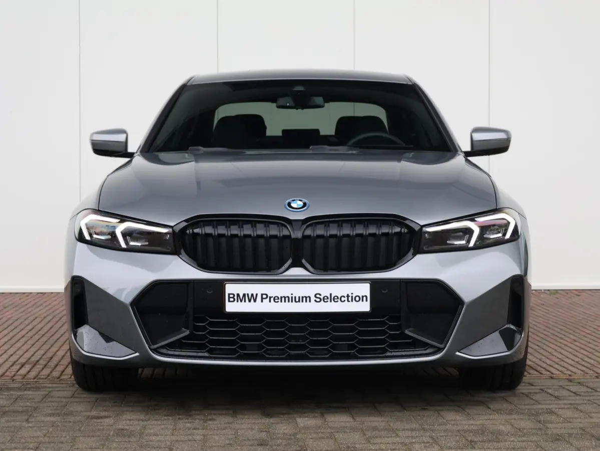 330e | SoH 100% | M Sportpakket Pro/ Verwarmd Stuurwiel/ Comfort Access/ Trekhaak/ HiFi/ Cruise Control/ Stoelverwarming/ 19"LMV/ Achteruitrijcamera