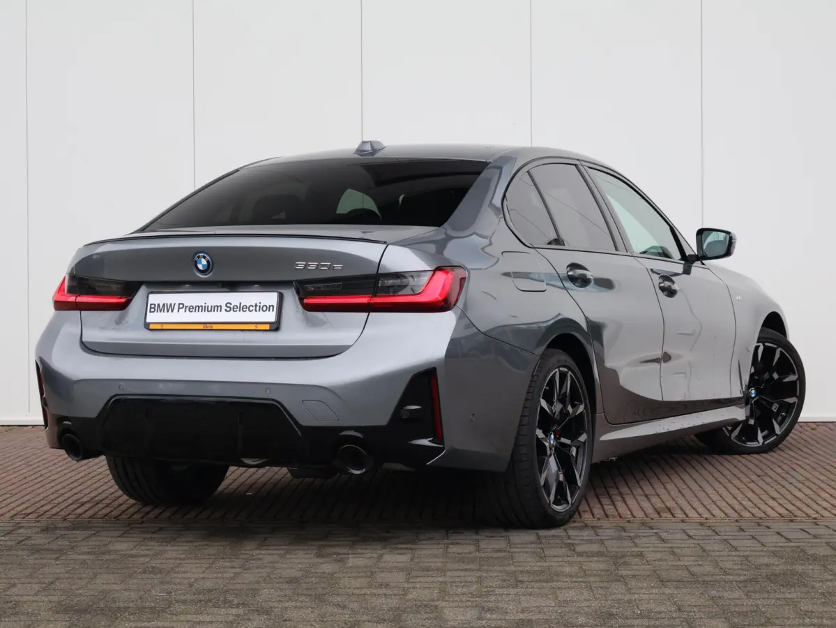 330e | SoH 100% | M Sportpakket Pro/ Verwarmd Stuurwiel/ Comfort Access/ Trekhaak/ HiFi/ Cruise Control/ Stoelverwarming/ 19"LMV/ Achteruitrijcamera