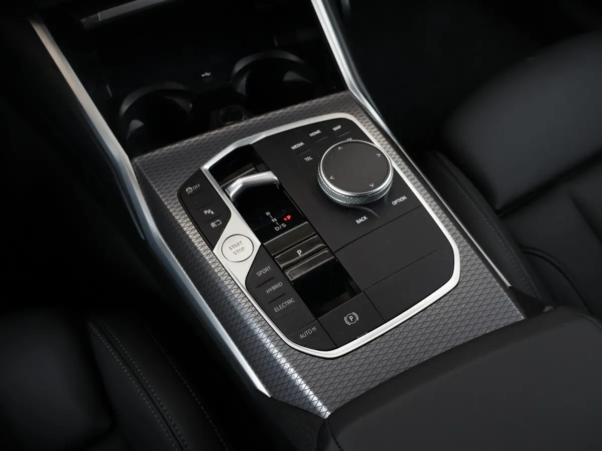 330e | SoH 100% | M Sportpakket Pro/ Verwarmd Stuurwiel/ Comfort Access/ Trekhaak/ HiFi/ Cruise Control/ Stoelverwarming/ 19"LMV/ Achteruitrijcamera