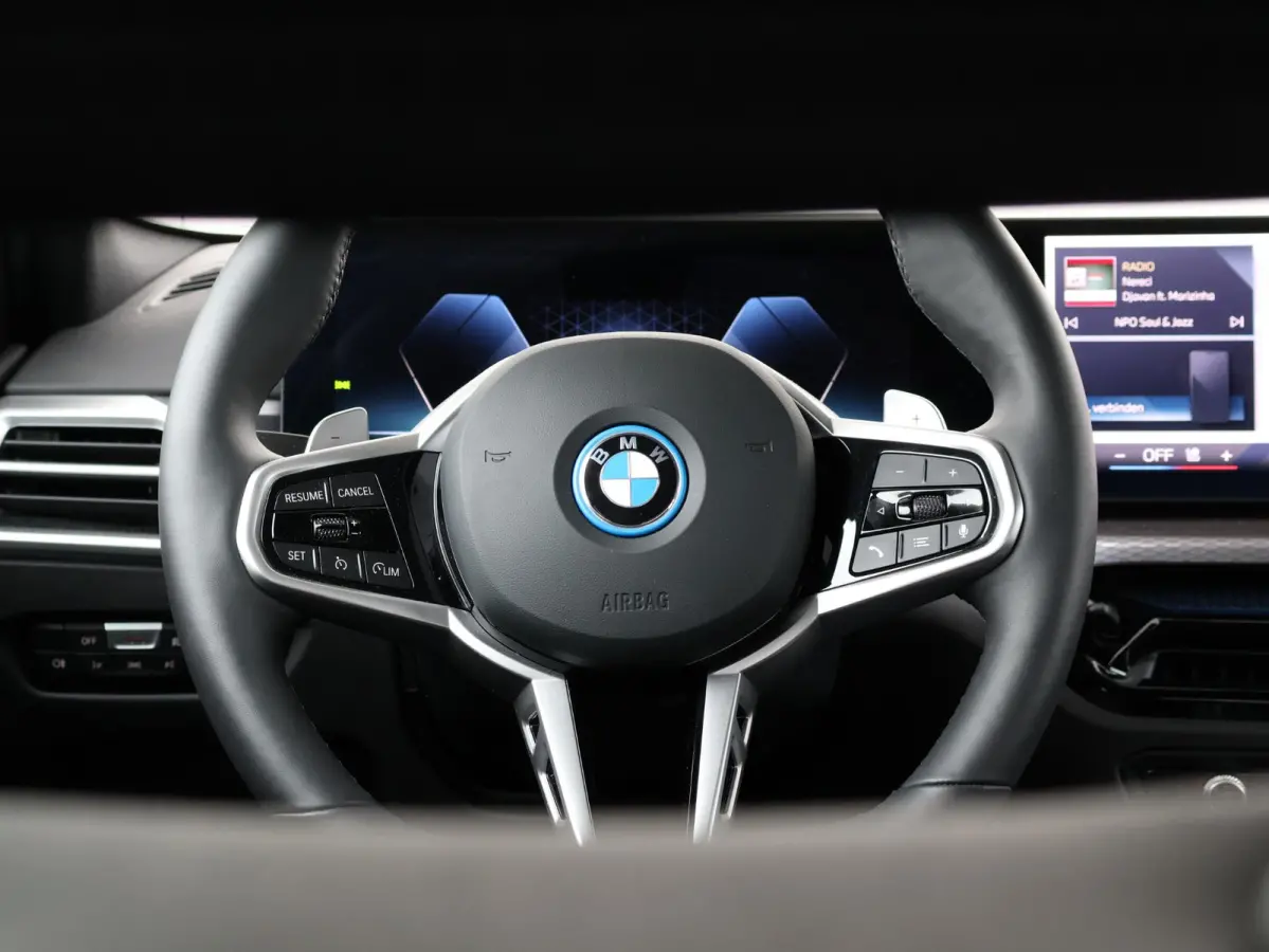 330e | SoH 100% | M Sportpakket Pro/ Verwarmd Stuurwiel/ Comfort Access/ Trekhaak/ HiFi/ Cruise Control/ Stoelverwarming/ 19"LMV/ Achteruitrijcamera