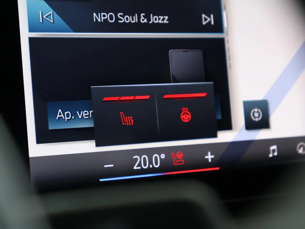 330e | SoH 100% | M Sportpakket Pro/ Verwarmd Stuurwiel/ Comfort Access/ Trekhaak/ HiFi/ Cruise Control/ Stoelverwarming/ 19"LMV/ Achteruitrijcamera