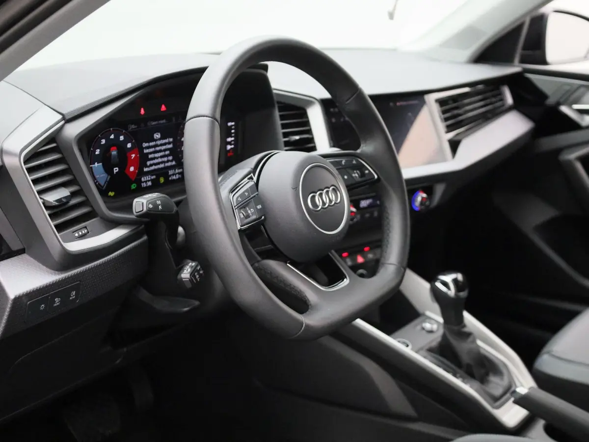30 TFSI Advanced edition l Adaptive cruise control l Stoelverwarming l Comfortsleutel l MMI Navigatie l Airco l Apple Carplay / Android Auto l Extra getint glas l  Licht- en regensensor l