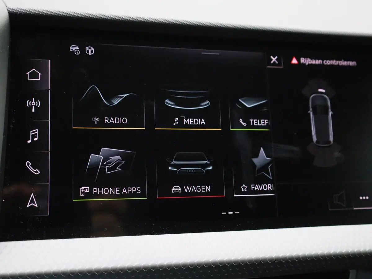 30 TFSI Advanced edition l Adaptive cruise control l Stoelverwarming l Comfortsleutel l MMI Navigatie l Airco l Apple Carplay / Android Auto l Extra getint glas l  Licht- en regensensor l