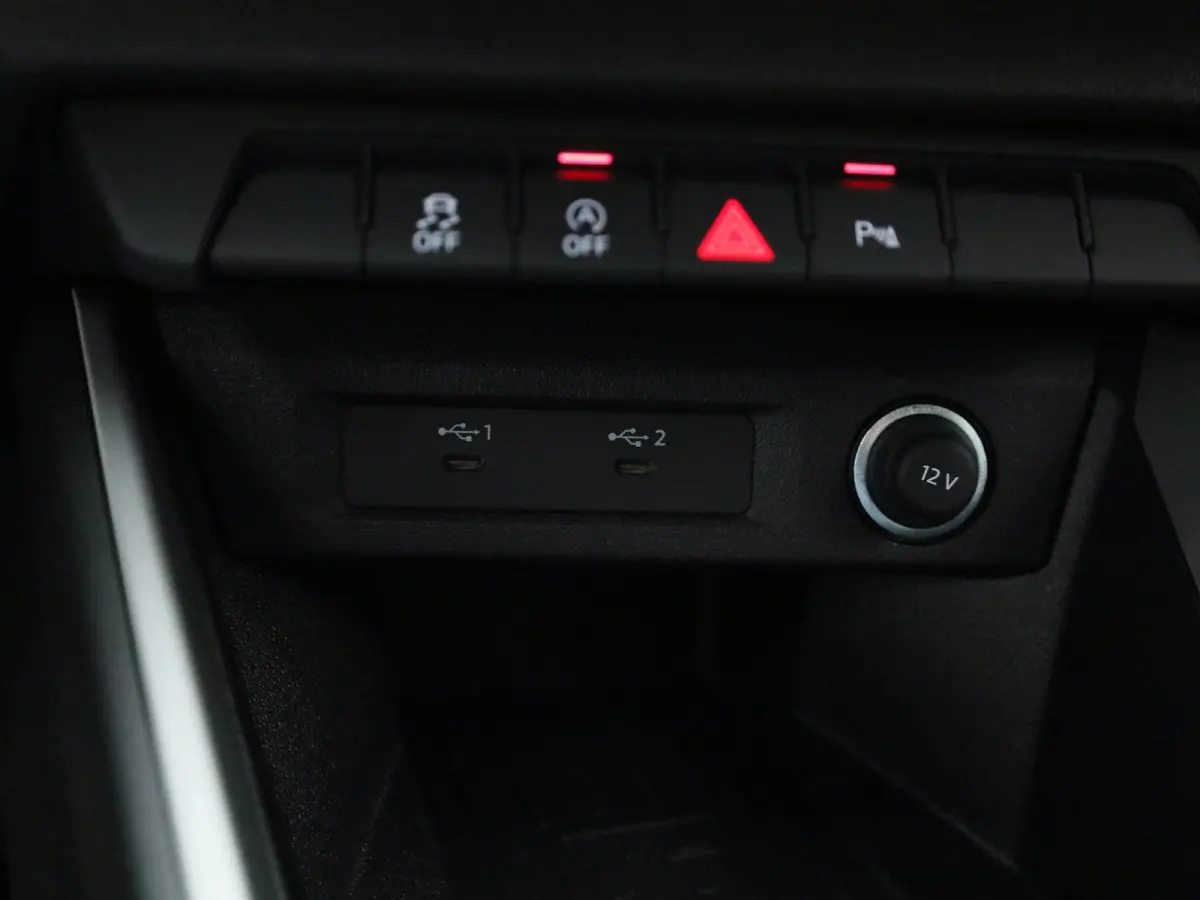 30 TFSI Advanced edition l Adaptive cruise control l Stoelverwarming l Comfortsleutel l MMI Navigatie l Airco l Apple Carplay / Android Auto l Extra getint glas l  Licht- en regensensor l