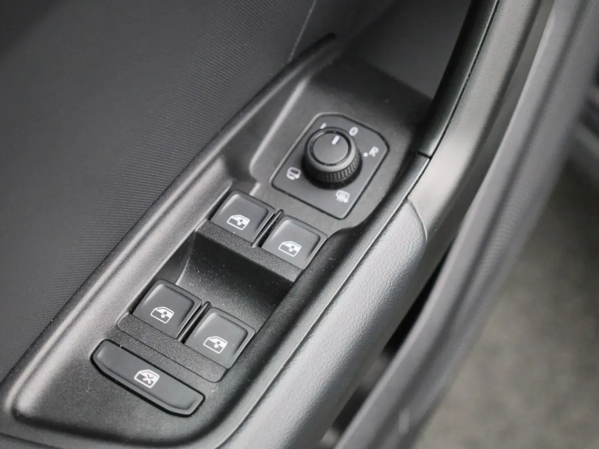 30 TFSI Advanced edition l Adaptive cruise control l Stoelverwarming l Comfortsleutel l MMI Navigatie l Airco l Apple Carplay / Android Auto l Extra getint glas l  Licht- en regensensor l