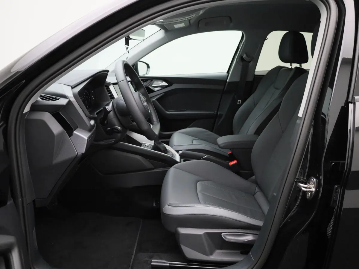 30 TFSI Advanced edition l Adaptive cruise control l Stoelverwarming l Comfortsleutel l MMI Navigatie l Airco l Apple Carplay / Android Auto l Extra getint glas l  Licht- en regensensor l