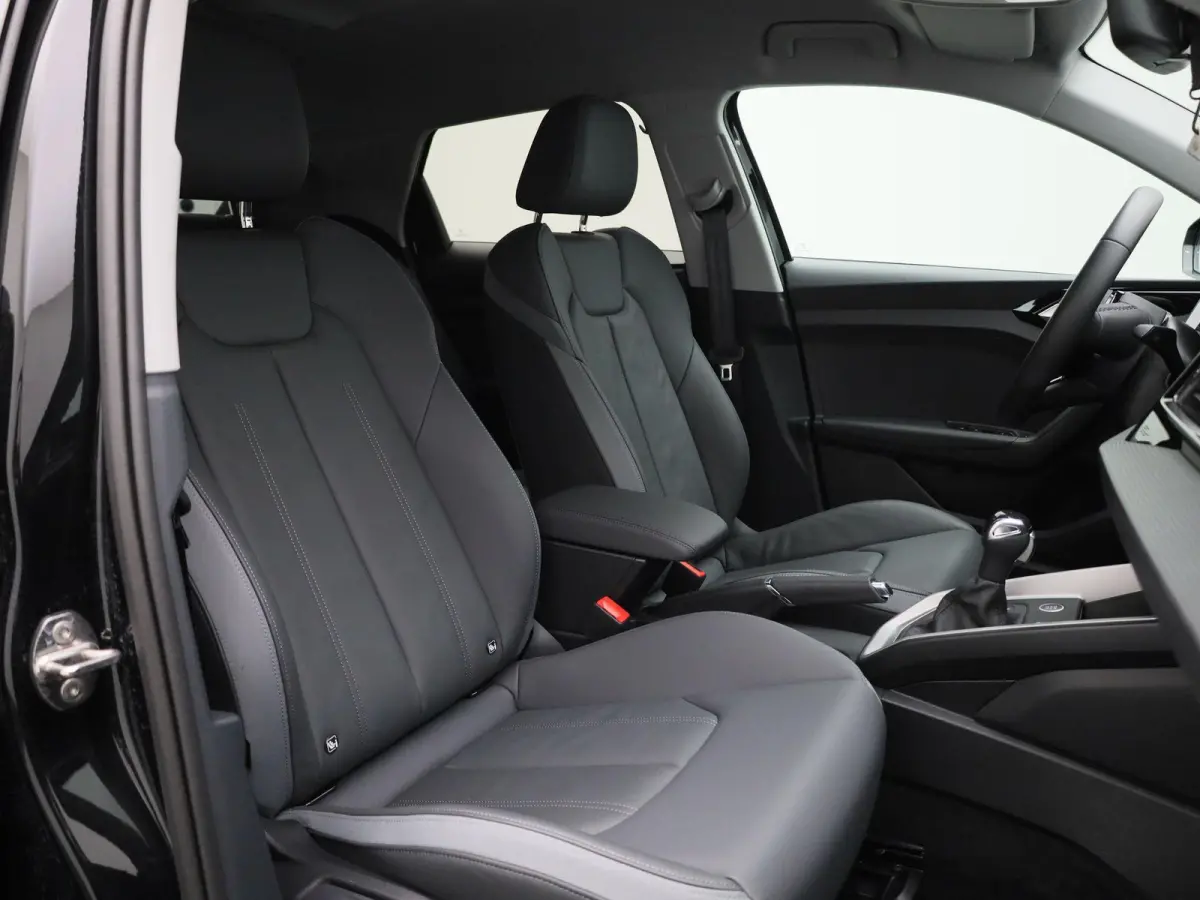 30 TFSI Advanced edition l Adaptive cruise control l Stoelverwarming l Comfortsleutel l MMI Navigatie l Airco l Apple Carplay / Android Auto l Extra getint glas l  Licht- en regensensor l